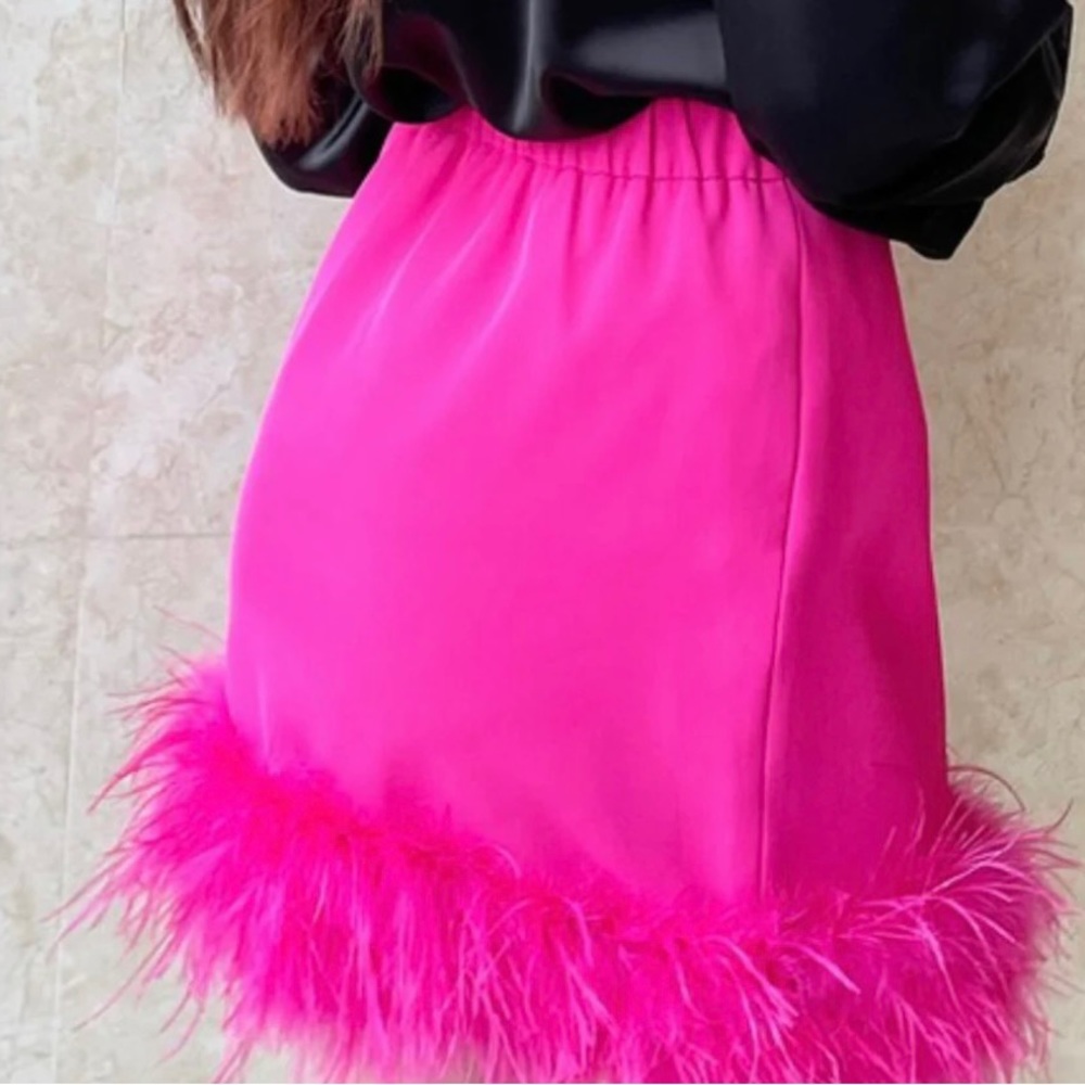 Beautiful trendy feather skirt and comfortable. It has a zipper.